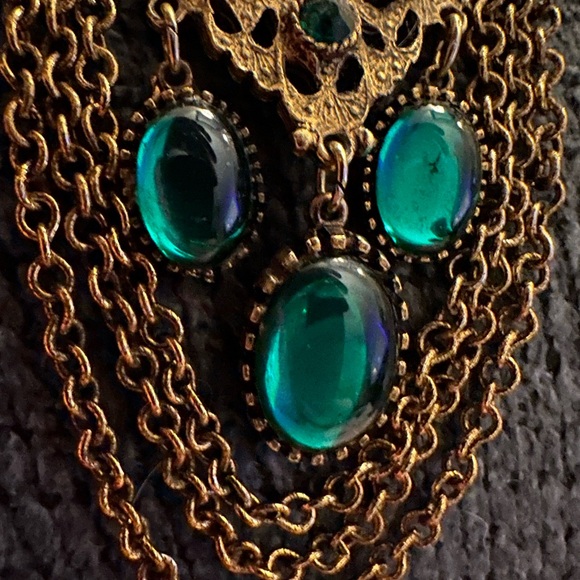 Vintage 1970’s necklace 13 green stones gold chain with matching earrings - Picture 5 of 14
